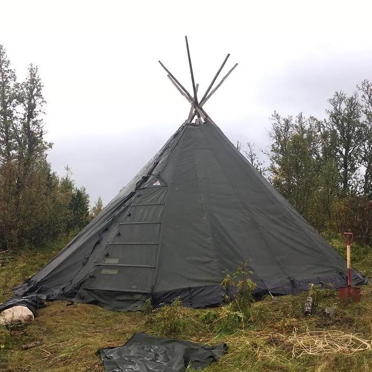 Lavvo ute i skogen