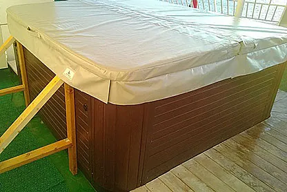 Boblebad med lyst tilpasset trekk, plassert på terrasse med tredekke.