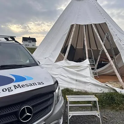 Lavvo og firmabil 