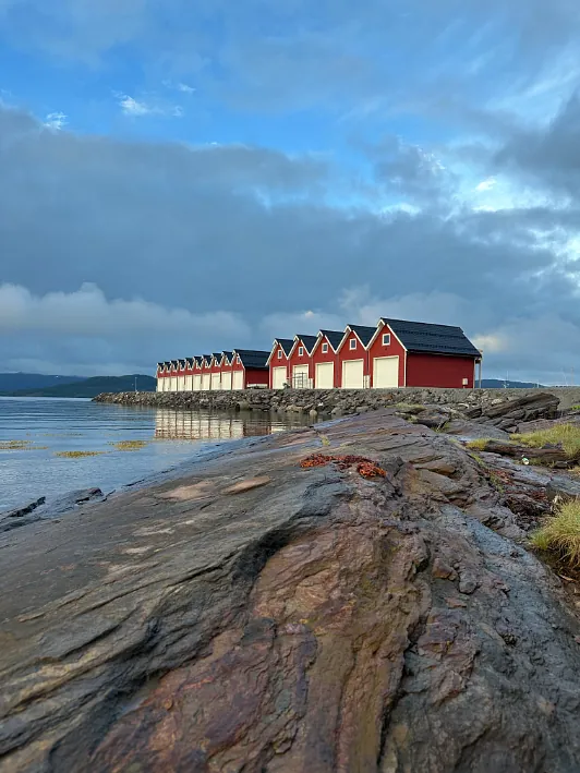 Røde låver langs vannkanten