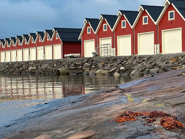 Røde låver langs vannkanten