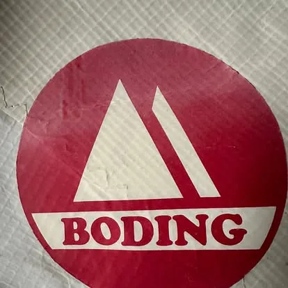 Nærbilde av Boding-logo i rødt og hvitt på seilduk.