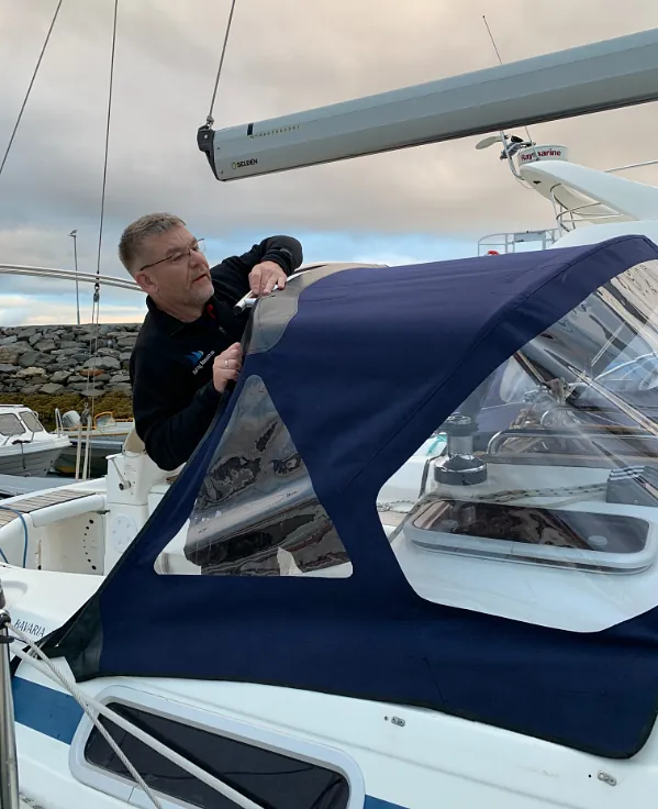 Mann som fester båt canopy