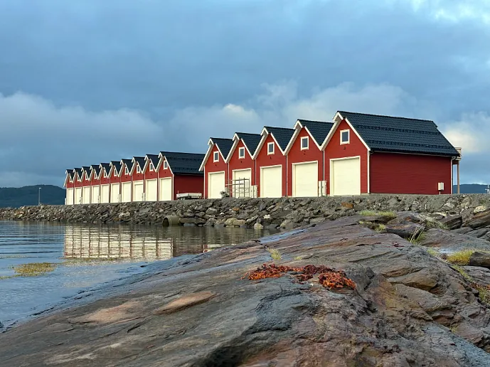 Røde låver langs vannkanten